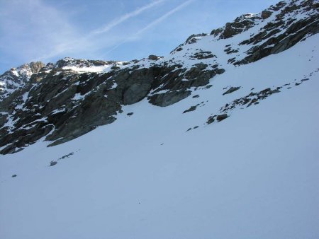 Sur la droite, le passage en neige au dessus des barres rocheuses