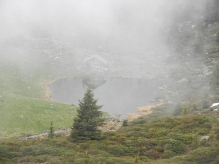 Le Lac du Léat et son chalet en plein brouillard