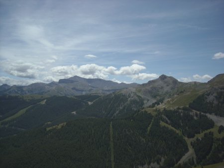 Vue sur le domaine skiable d’Auron. La cime à droite est celle de Las Donnas (2474 m). En arrière-plan à gauche se trouve le mont Mounier (2817 m).