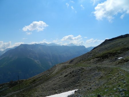 En arrière-plan, au centre, le mont Chaberton.