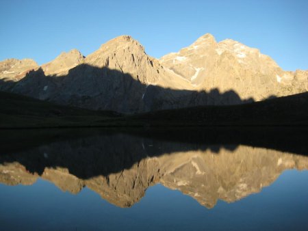 Reflet matinal au lac des Cerces.