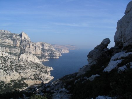 Sur les crêtes entre Sormiou et Morgiou, vue sur la côte jusqu’aux falaises Soubeyranes.