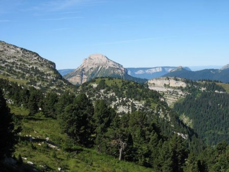 Chamechaude (2.082 m)  - La Pinéa (1.771 m)  vus du haut de la cheminée