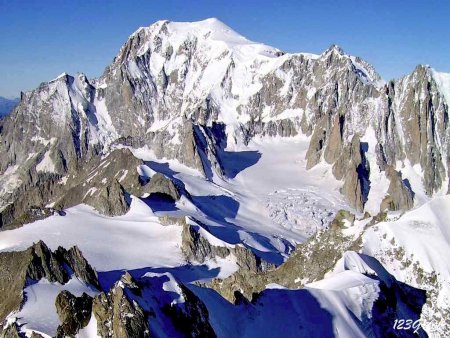 Les arêtes sur fond de Mont Blanc