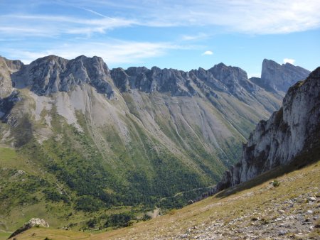 Montagne de Faraut avec la brèche homonyme à droite.