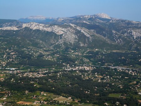 Vallée au nord d’Aubagne et massif de la Sainte-Baume depuis le Garlaban.