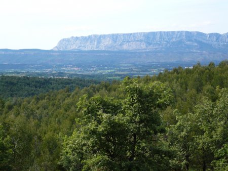 Montée dans les collines, avec vue sur le plateau du Cengle et la Sainte-Victoire.