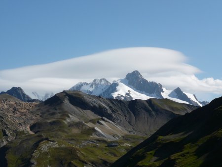 L’Aiguille des Glaciers et le refuge du Col de la Croix du Bonhomme depuis la Crête des Gittes