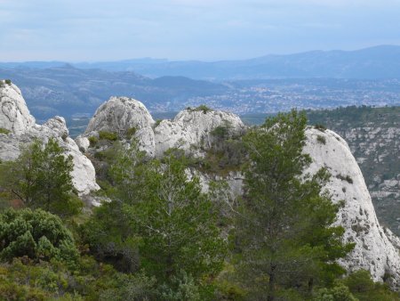 Sur la crête, vue sur le massif du Garlaban, les quartiers nord de Marseille et le mont Carpiagne.