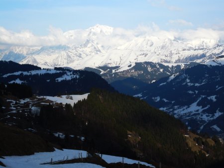 Descente sur Chaucisse, vue sur Val d’Arly et Mont-Blanc.