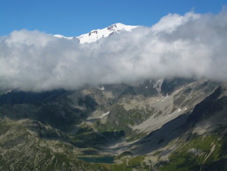 Apparition du Mont-Blanc au-dessus des lacs Jovet.