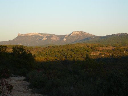Mont Aurélien et mont Olympe depuis les collines à l’ouest de Kirbon (photo hors itinéraire).