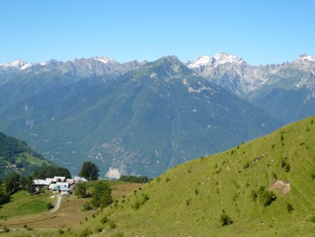 Le hameau du Loup, point de départ de la course, et Belledonne au fond.