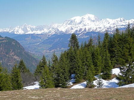 Montée au-dessus des Avenières ; vue sur Val d’Arly et Mont-Blanc.