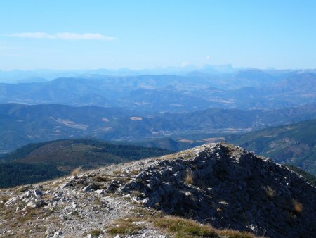 Préalpes du Sud et Dévoluy depuis le sommet. Le plateau de Bure est à droite.