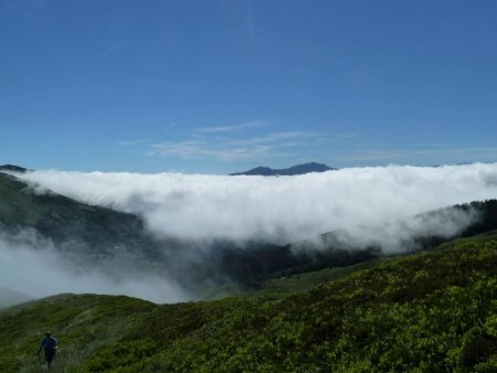 Mer de nuages sur fond de Montagne de Tabe.