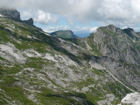 Le versant est de la Tournette, le col des Frêtes du Rosairy et la montagne de Cotagne. La dent du Cruet est visible par l’échancrure du col.