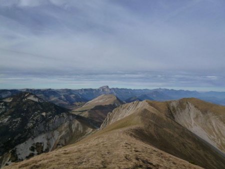 Panorama à 360° au sommet, ici le Vercors, le grand Veymont  et le mont Aiguille