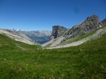 Au col, vue sur les Ecrins, la montagne de Faraut et tout proche : Roche Courbe et la Tête de Plate Longue.