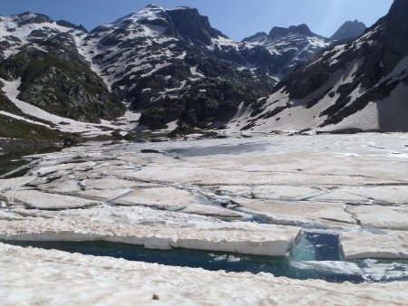 Le Lac de la Fous encore partiellement gelé, en ce mois de juin