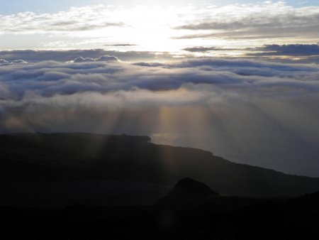 Vue sur la mer de nuage et l’océan en montant au Piton de la Fournaise