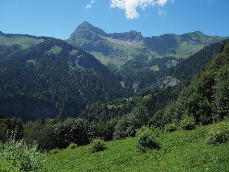 Vallée du Flon et Aravis. De nombreux chalets isolés sur ce versant sud.