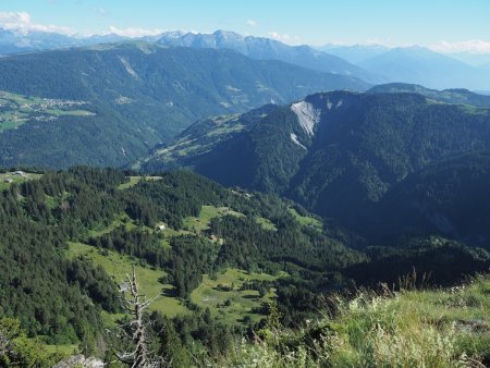 Arrivée sur l’antécime est du Treu. On domine le versant parcouru à la montée. Au loin, Val d’Arly, mont Bisanne et Beaufortain.