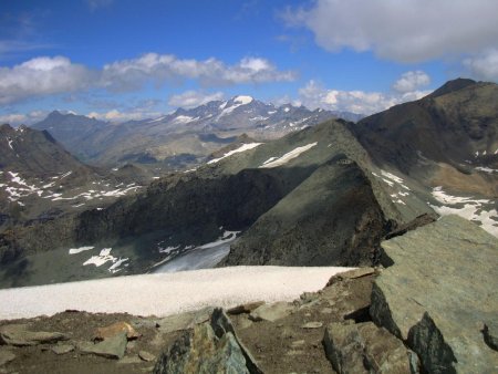 La crête (Pointe du Gros Caval, Aiguilles Rousses) séparant les vallées de haute Tarentaise et de haute Maurienne, ainsi que les bassins versants de l’Isère et de l’Arc.