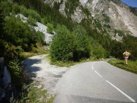 Après Rivier d’Allemont : L’ancienne route à gauche.