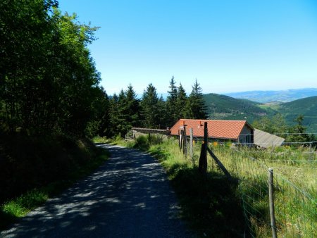 La petite route et la hameau de la Roche.