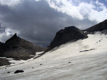 Retour sur le glacier des Barmes de l’Ours avec l’arrivée de nuages sombres.