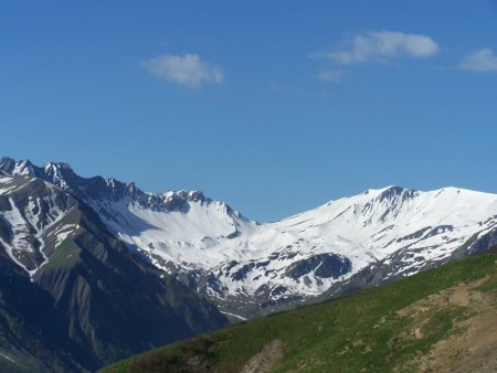 Le col du Bonnet du Pretre entourré par les Aiguilles de la Gdes Moendaz et le Mont Coin.