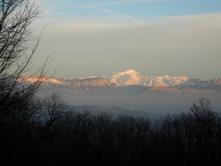Fin décembre 2007. Vue sur Bornes et mont Blanc depuis la descente sur Chavanne.