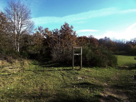 Prairie à droite et direction de Châteauvieux à gauche.