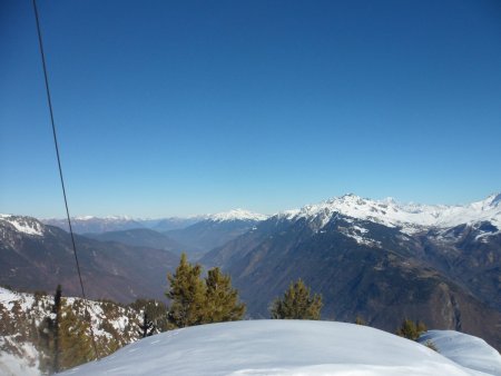 En face : le Grand Arc, puis à droite le Rocher de Sarvatan et derrière lui le Mont Blanc.