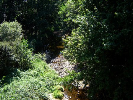 Ruisseau qui va passer sous le pont-canal.