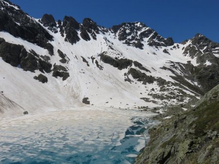 Vue du lac Blanc sur les grande et petite lances de Domène