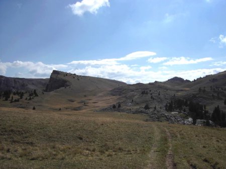Prairie vue du Pas des Chattons, le Pas du Fouillet est à gauche et la Cabane des Aiguillettes est à droite