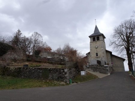 Les ruines du château au-dessus de l’église