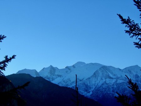 Mont Blanc à peine ourlé de soleil
