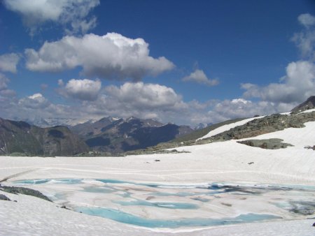 Lac glaciaire nouvellement formé après le retrait du glacier des grandes Pareis..