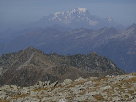 Au loin derrière la chaîne de la Lauzière, le Mont Blanc domine.