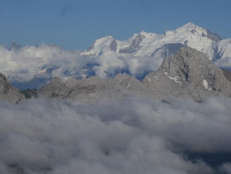 Derrière la Pointe Percée, le Mont Blanc.