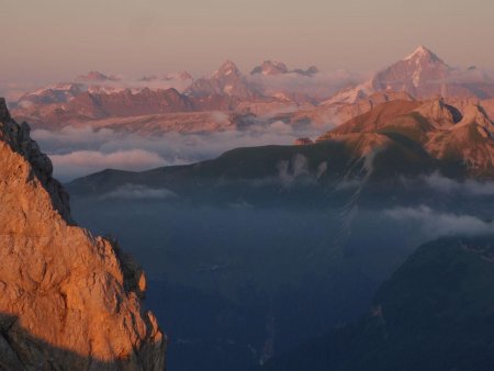 Platé et Fiz sur fond d’Aiguilles du massif du Mont Blanc.