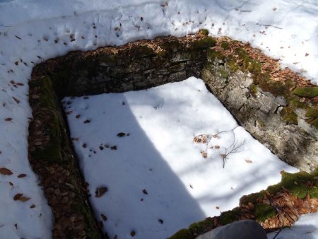 Le fameux «trou carré» des Clos de Cornillon. Il y a environ 1.40 m de neige (estimé à la longueur de mon bâton glissé dans l’intervalle entre neige et pierre) et 0.5 m de hauteur au-dessus de la neige