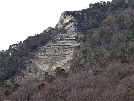 Au zoom : la partie supérieure du ravin ; la côte rocheuse ; le porche est masqué dans cette vue, mais se situe sous la partie de roche blanc-jaune du haut