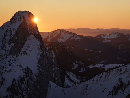 Le soleil se cache derrière le Mont Chauffé.