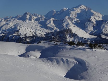 La chaîne alpine décore l’horizon, dominée par le Mont Blanc.