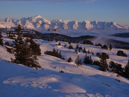 Au loin, les Aravis dominés par le Mont Blanc.