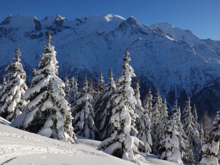 En cette saison, ce versant du Mont Blanc ne voit guère le soleil.